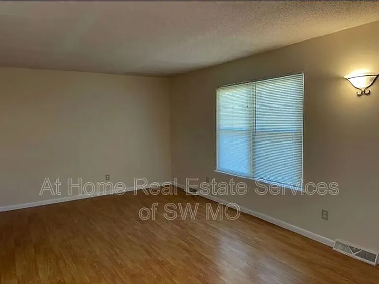 2546 S McCann Ave — Photo 5