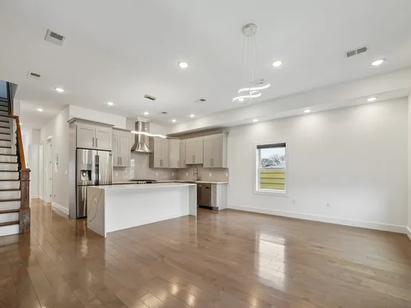 46 Carlton Street image 1 of 32