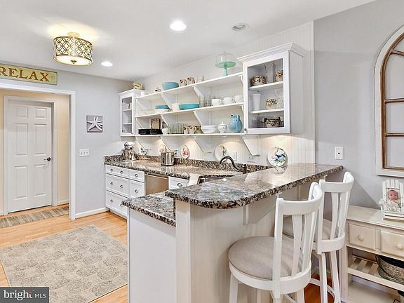 5th image of 403 Clayton Ct