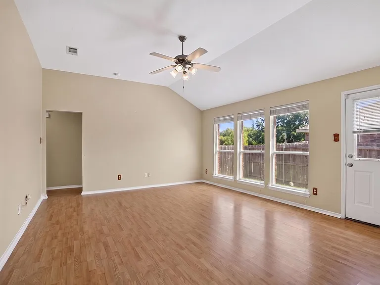116 Meadow View Ln — Photo 2