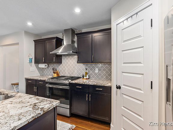 3rd image of 9413 Sunset Ridge Dr NE