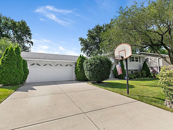 2nd image of 934 Cornell Ln
