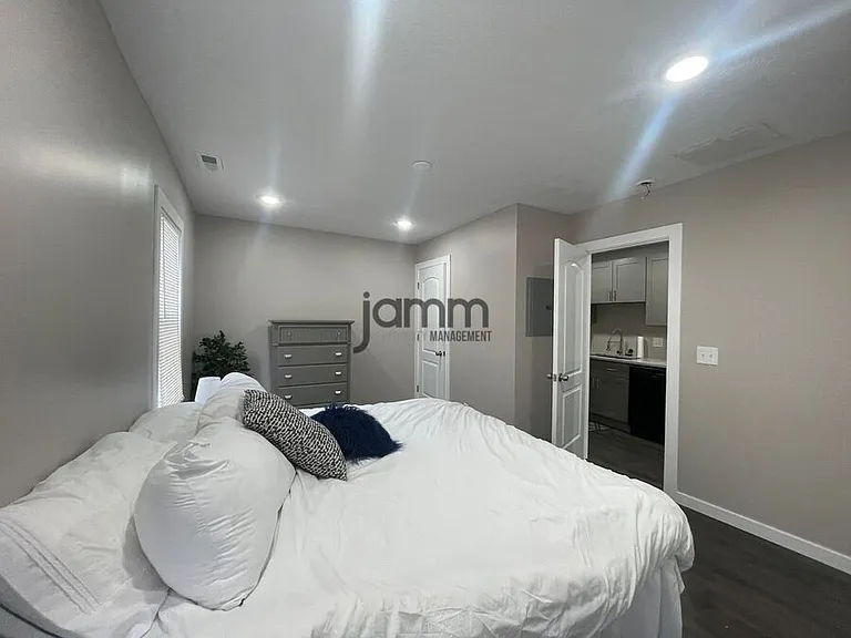 1335 W 69th St #3 — Photo 14