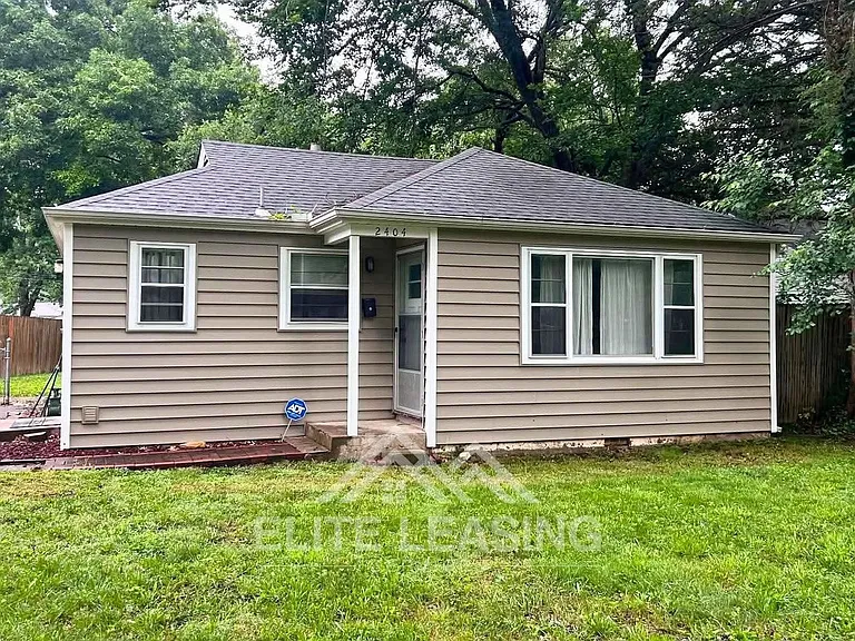 2404 SW Plass Ave — Photo 1