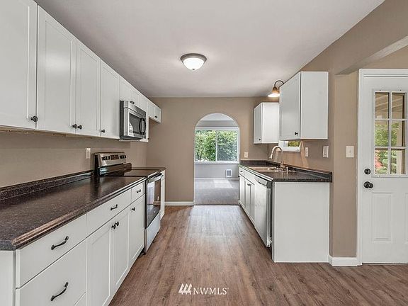4th image of 242 Crescent Dr