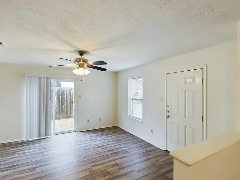 1403 Gramma Ct — Photo 6