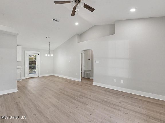 5th image of 616 Plum St