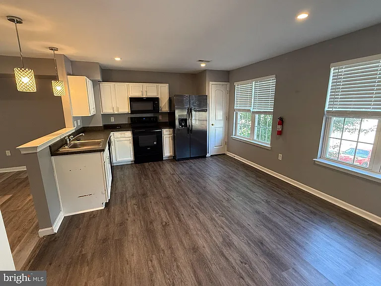 135 S Charlotte St — Photo 6