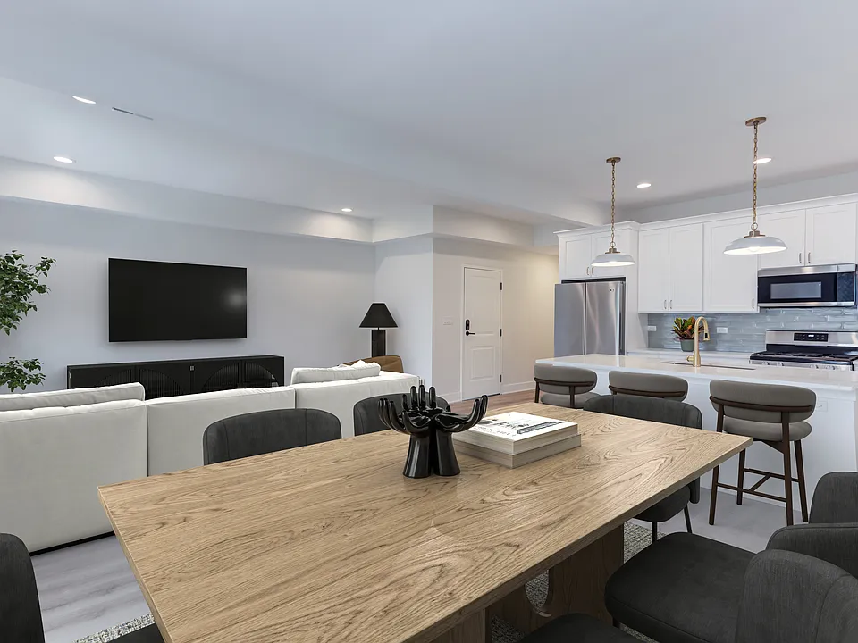 821 W Montrose