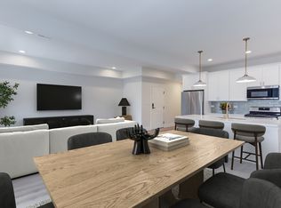 821 W Montrose, Chicago, IL 60613