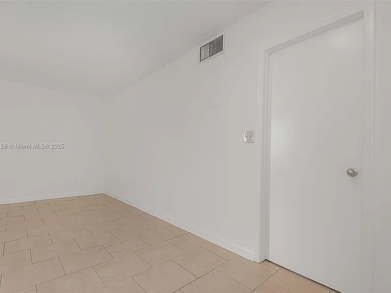 1975 NE 135th St #3B — Photo 20