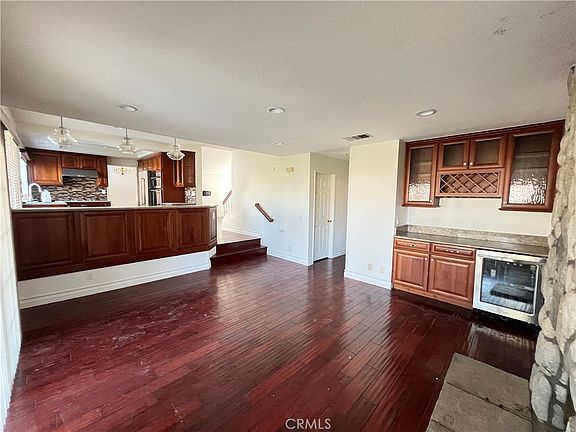 5th image of 926 S Essex Rd