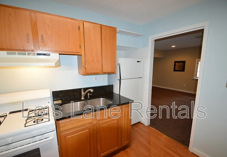 51 Charlotte St #B — Photo 4