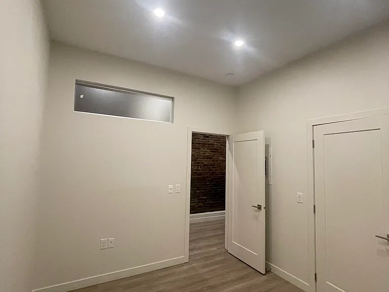1585 Barrington St — Photo 17