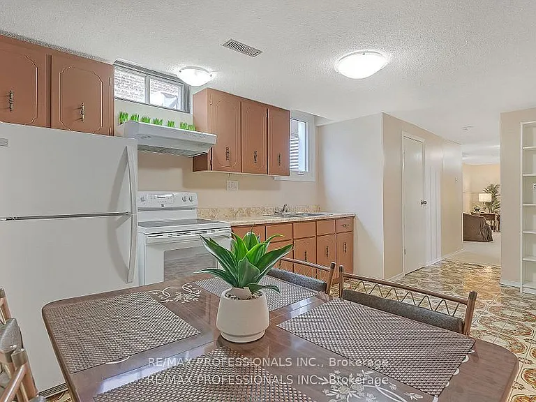 124 Panter Cres #LOWER — Photo 8