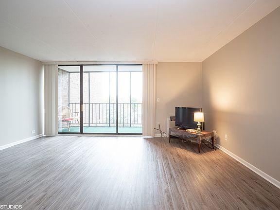 2nd image of 11 W Green St APT 504