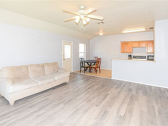 3rd image of 3300 Toledo Dr