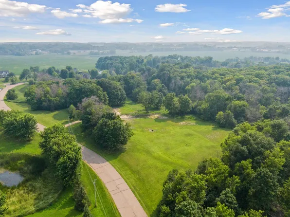 2211 Heritage Trl, Maple Plain, MN 55359