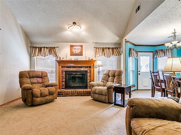 3rd image of 2608 E Hills Dr