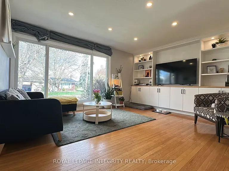 870 Claude St — Photo 6