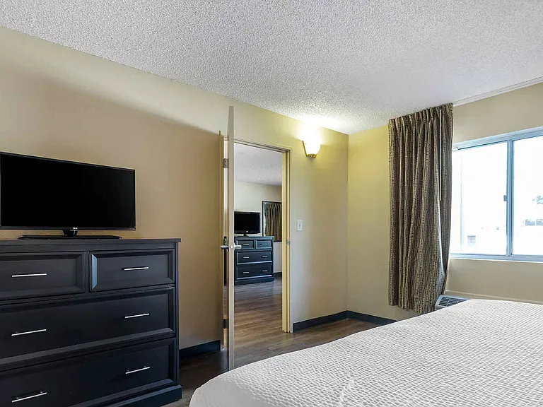 1 Bedroom Suite - 1 King Bed