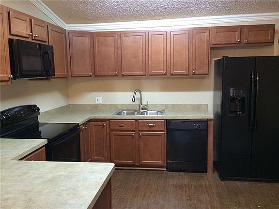 3rd image of 610 Hillside Cir