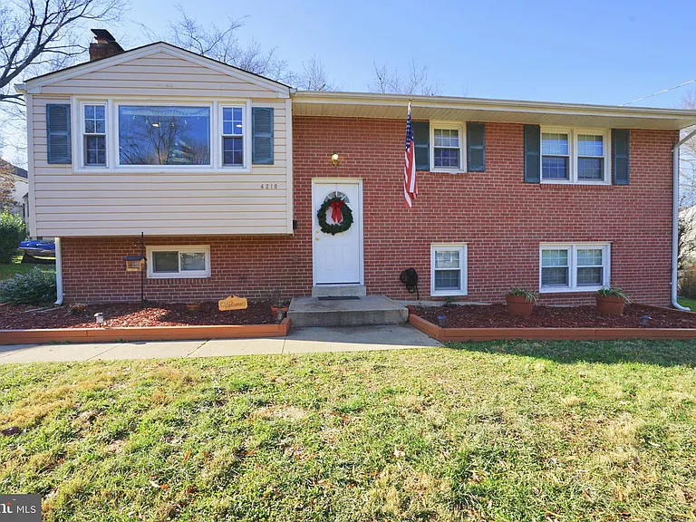 4218 University Dr — Photo 2