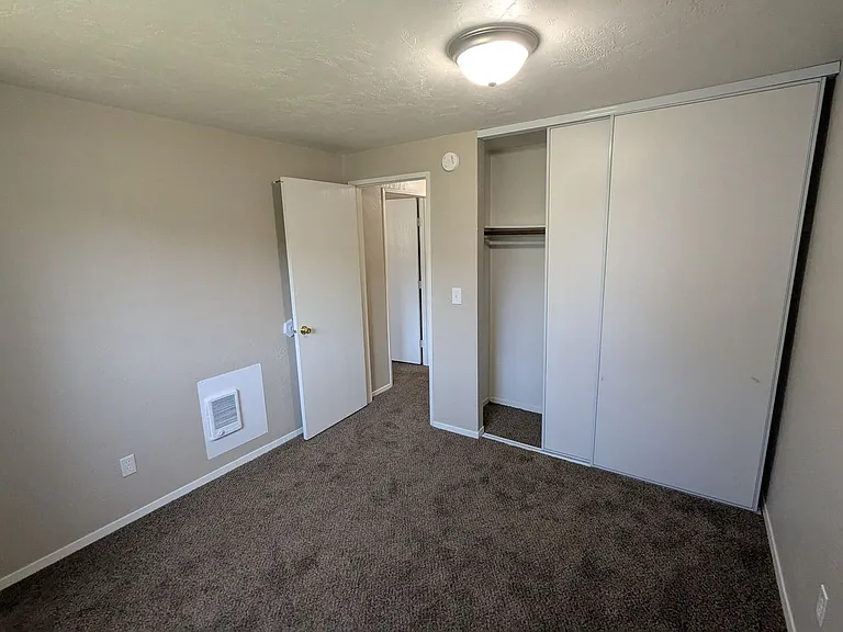 Apartment in West Salem near banks, shopping areas, bus lines, and downtown! ~ Colonial — Photo 73