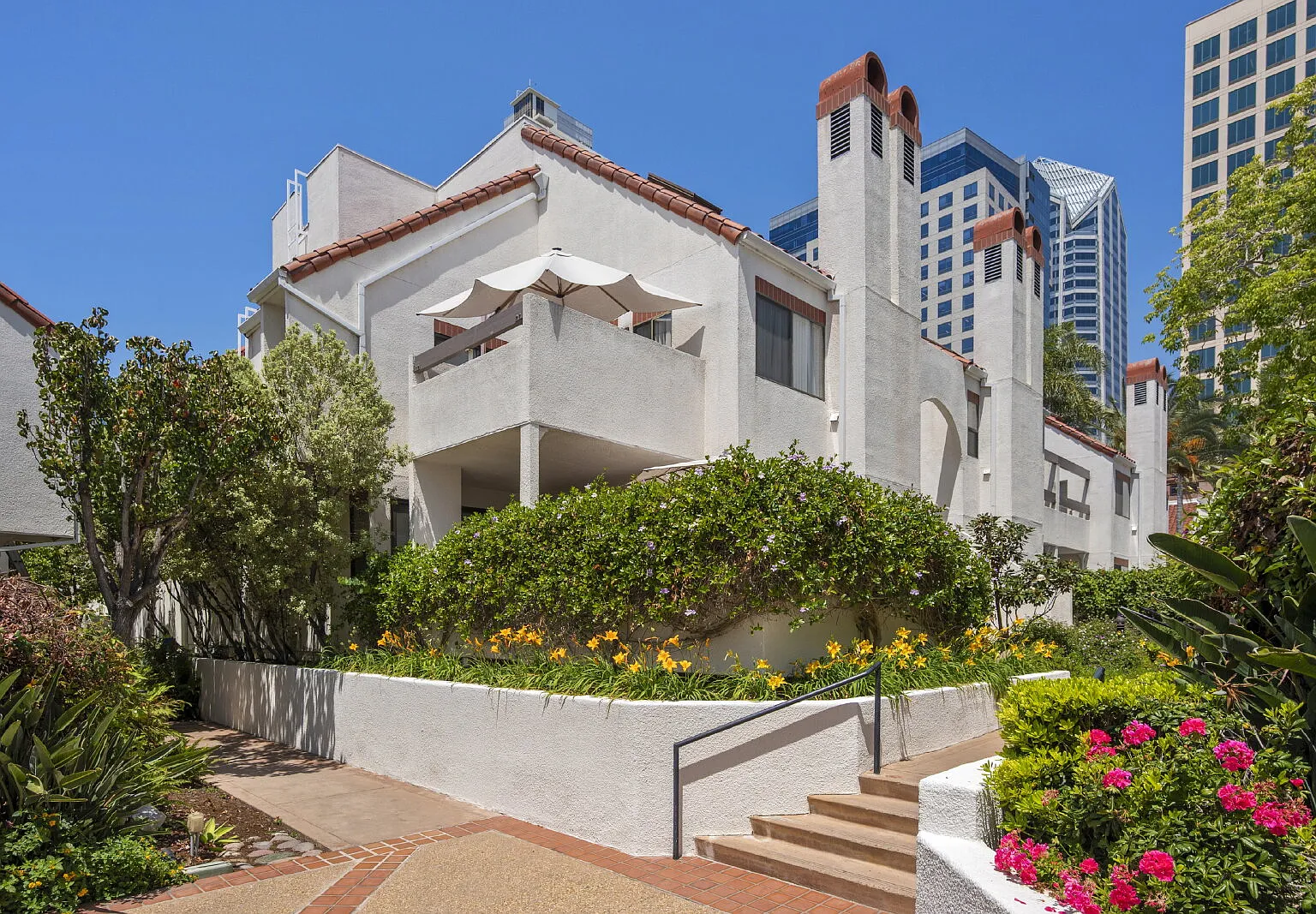 1 bed, 1.0 bath, 780 sqft, $2,700 — Photo 1