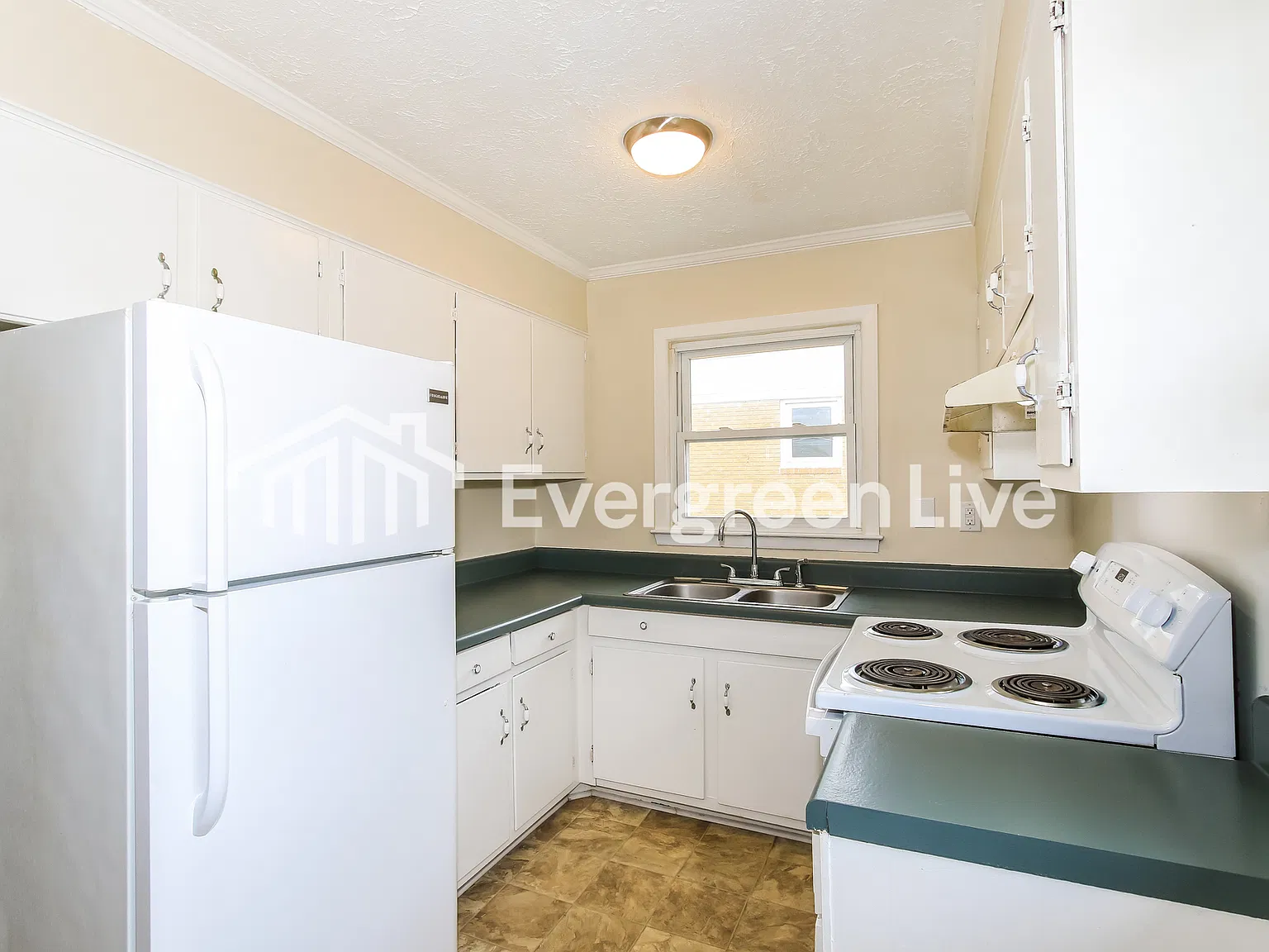 3 bed, 1.5 bath, 1379 sqft, $1,245 — Photo 4