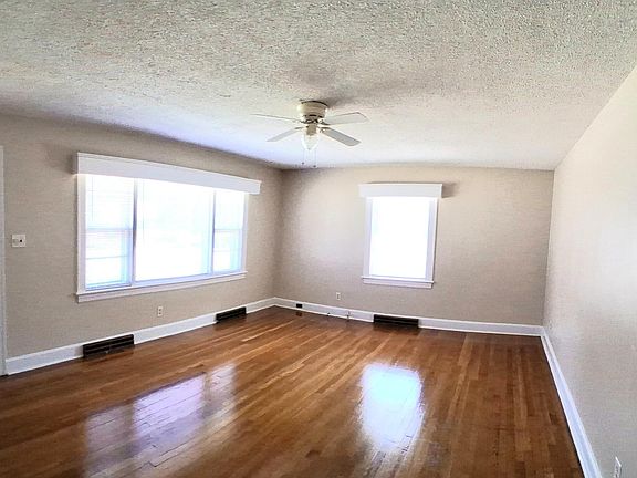 2nd image of 1703 Hillcrest Drive W