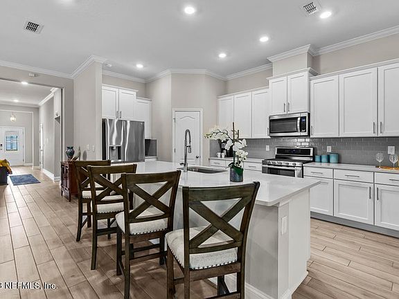 3rd image of 337 NARVAREZ Avenue
