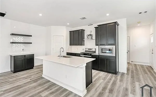 4 bed, 2043 sqft, $2,700 — Photo 3