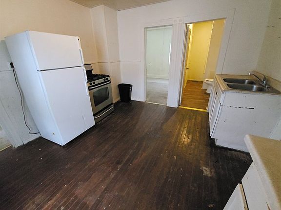 3rd image of 2.5 Carlton St
