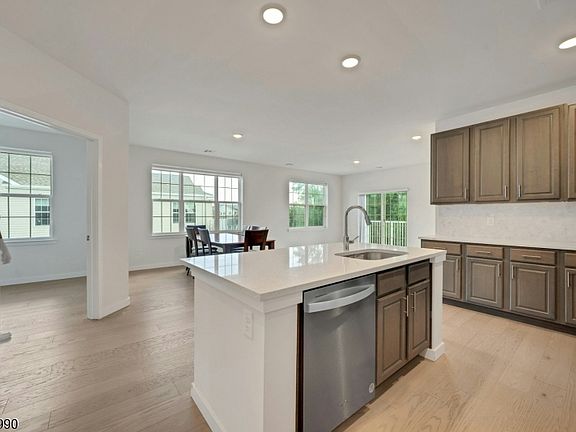 3rd image of 644 Lorhan Dr BLDG 6 #644