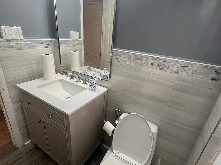 822 Adelaide St — Photo 3