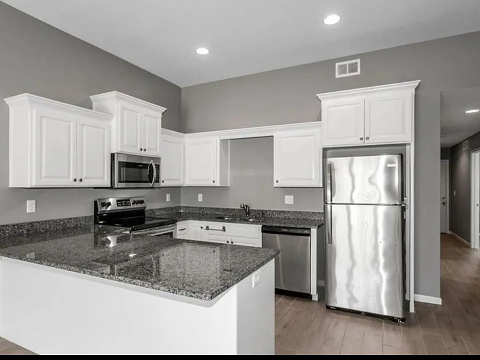 200 SW Laurel Dr #200