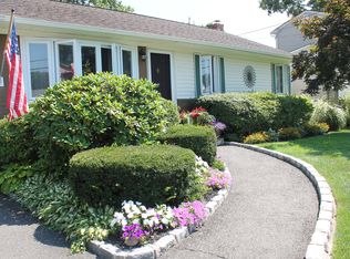 24 Robert Dr, Huntington, NY 11743