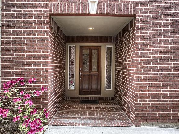 3rd image of 822 E Heights Hollow Ln