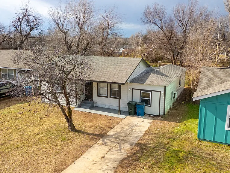 1621 Thompson Dr — Photo 3