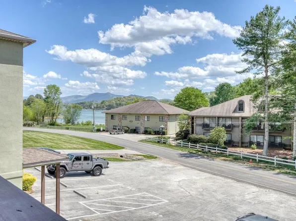 1647 Lakeview Dr E, Young Harris, GA 30582