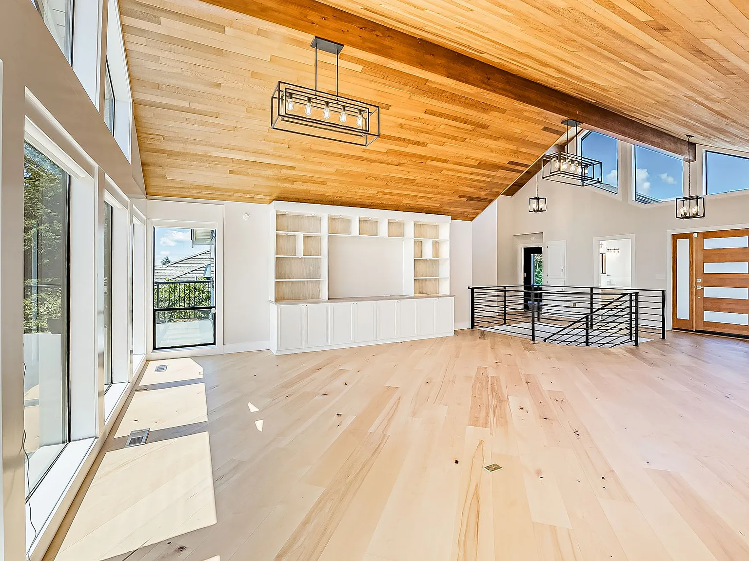 4 bed, 3910 sqft, $5,500 — Photo 2