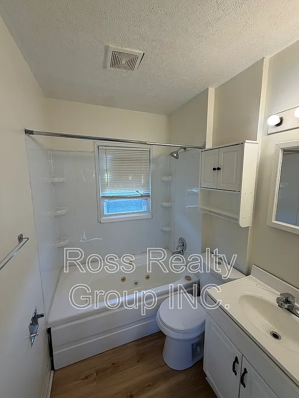 2 bed, 1.0 bath, $1,050 — Photo 3