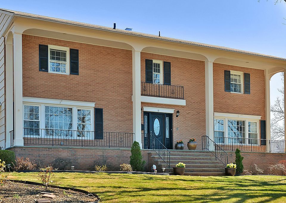 1st image of 32 Speir Dr