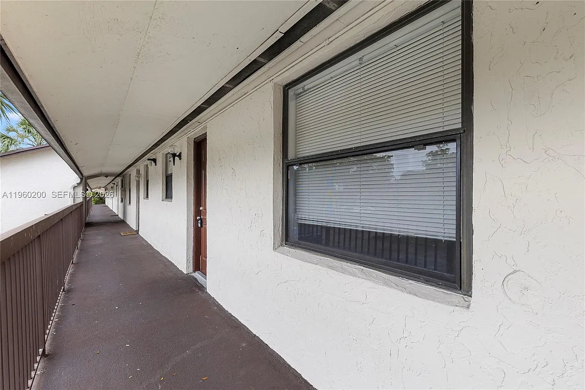 Building Photo - 6061 Shakerwood Cir #206