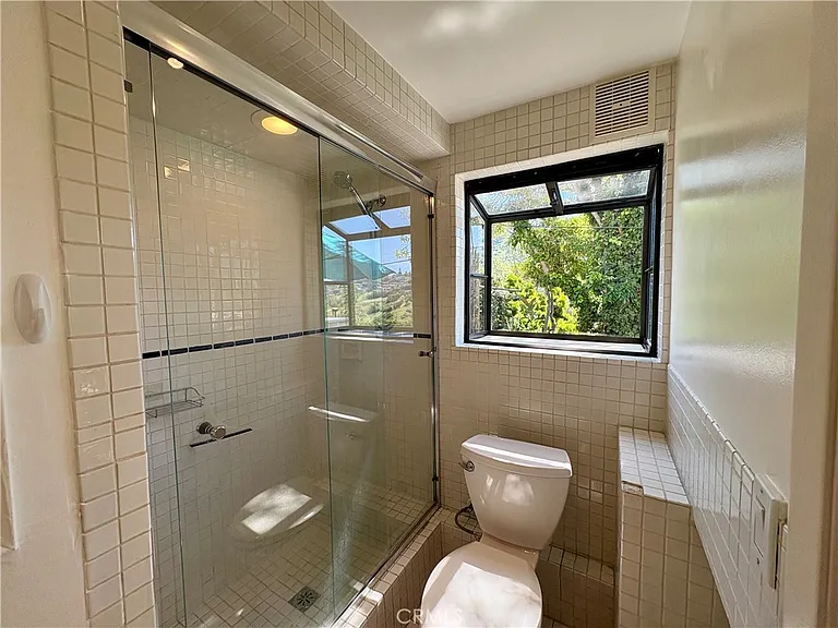 1033 Eastman Way — Photo 3