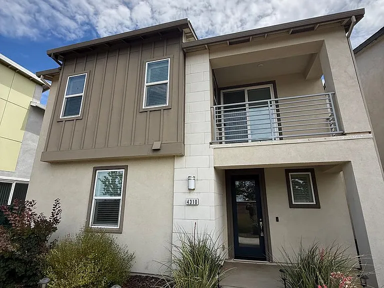 4310 Ocean Ln — Photo 1