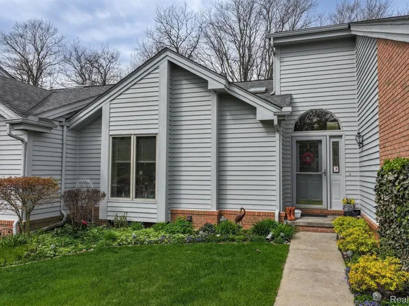 6717 Ridgeview Dr, Clarkston, MI 48346