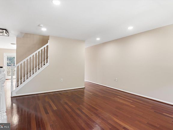 5th image of 203 Autumn Flower Ln