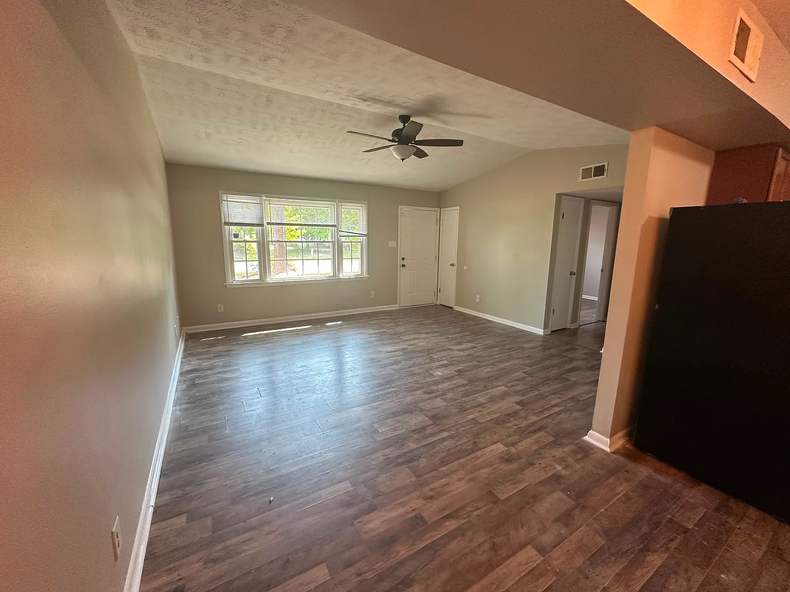 3 bed, 1.5 bath, 1088 sqft, $1,600 — Photo 4